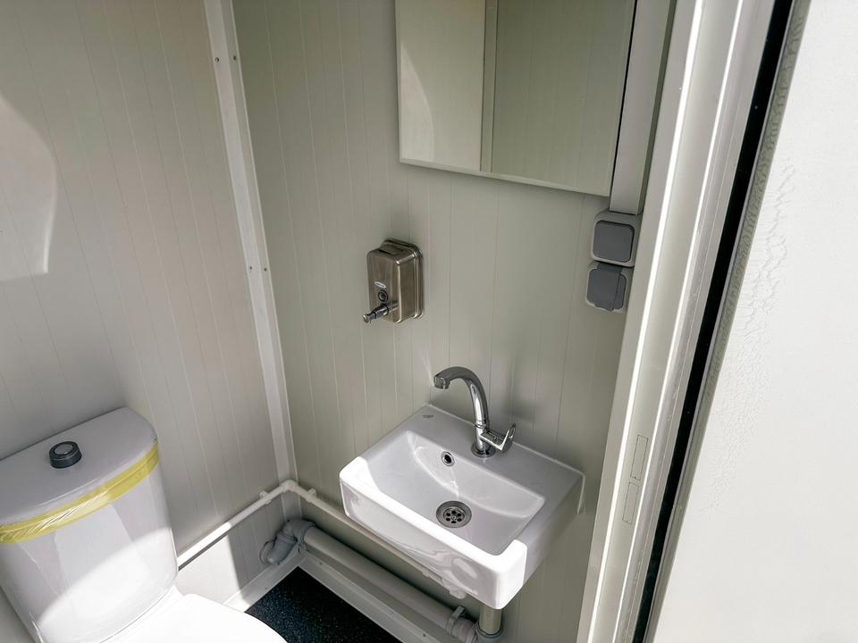 Contenedor sanitario nuevo de 2,20 × 1,20 m con doble WC