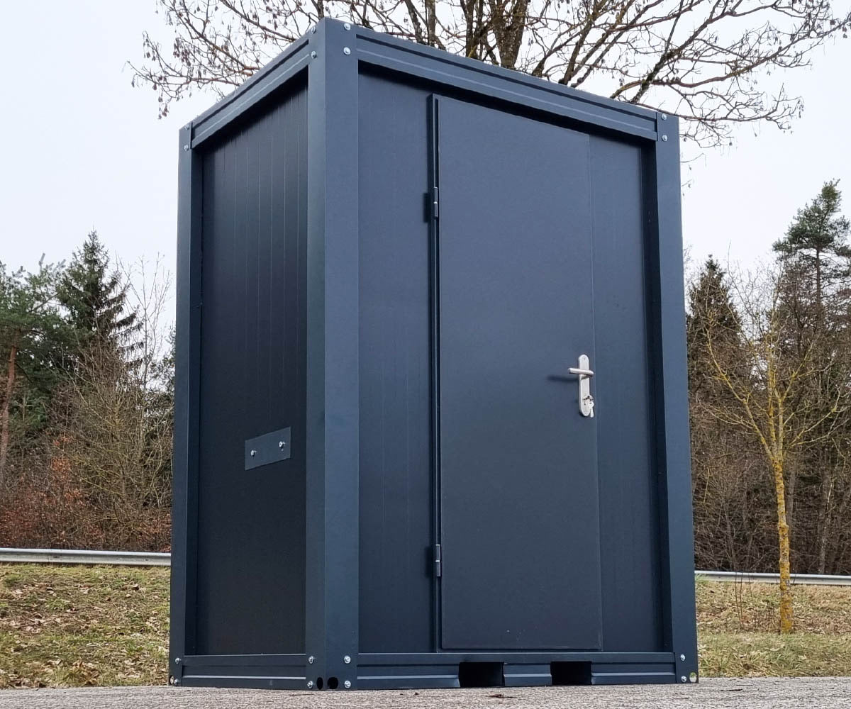 Contenedor sanitario nuevo de formato compacto, equipado con WC, urinario y lavabo.