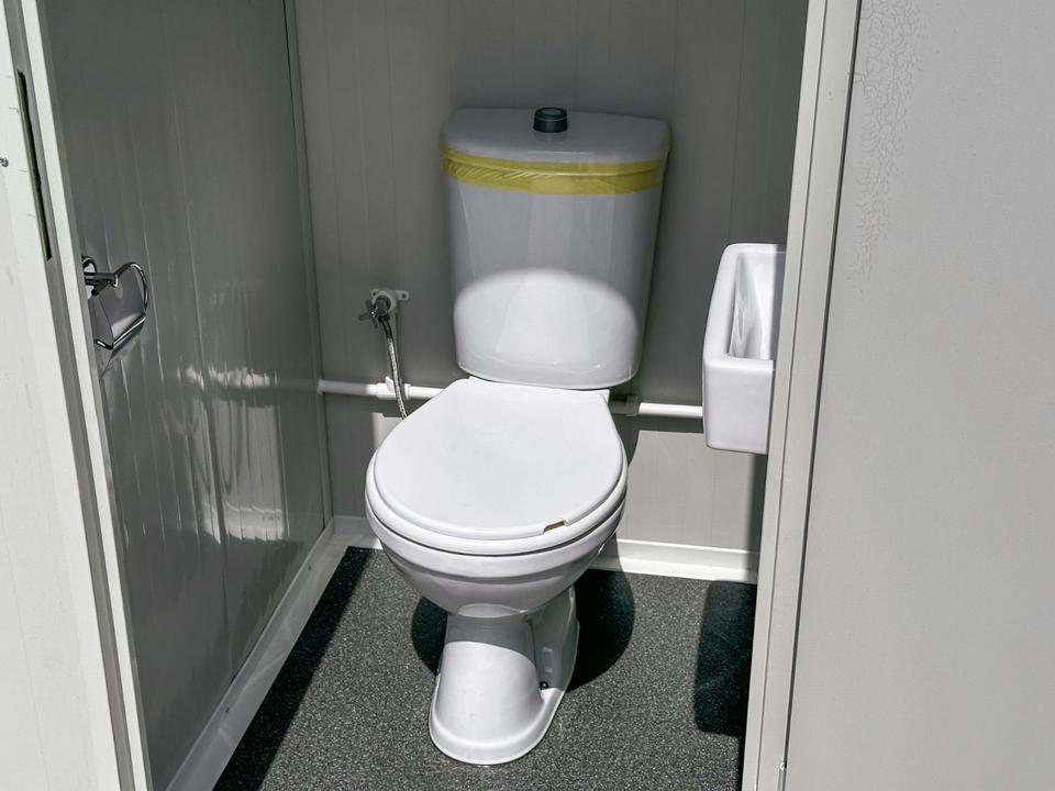 Contenedor sanitario nuevo de 2,20 × 1,20 m con doble WC