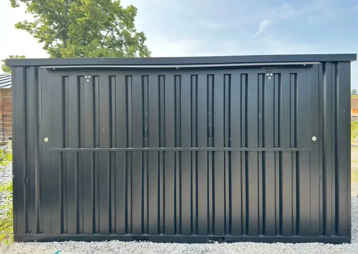 Contenedor modular nuevo de 4 × 2 m acondicionado para su uso como bar, snack