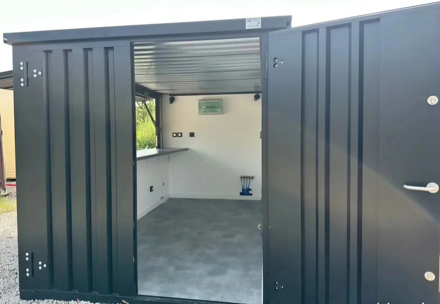 Contenedor modular nuevo de 4 × 2 m acondicionado para su uso como bar, snack