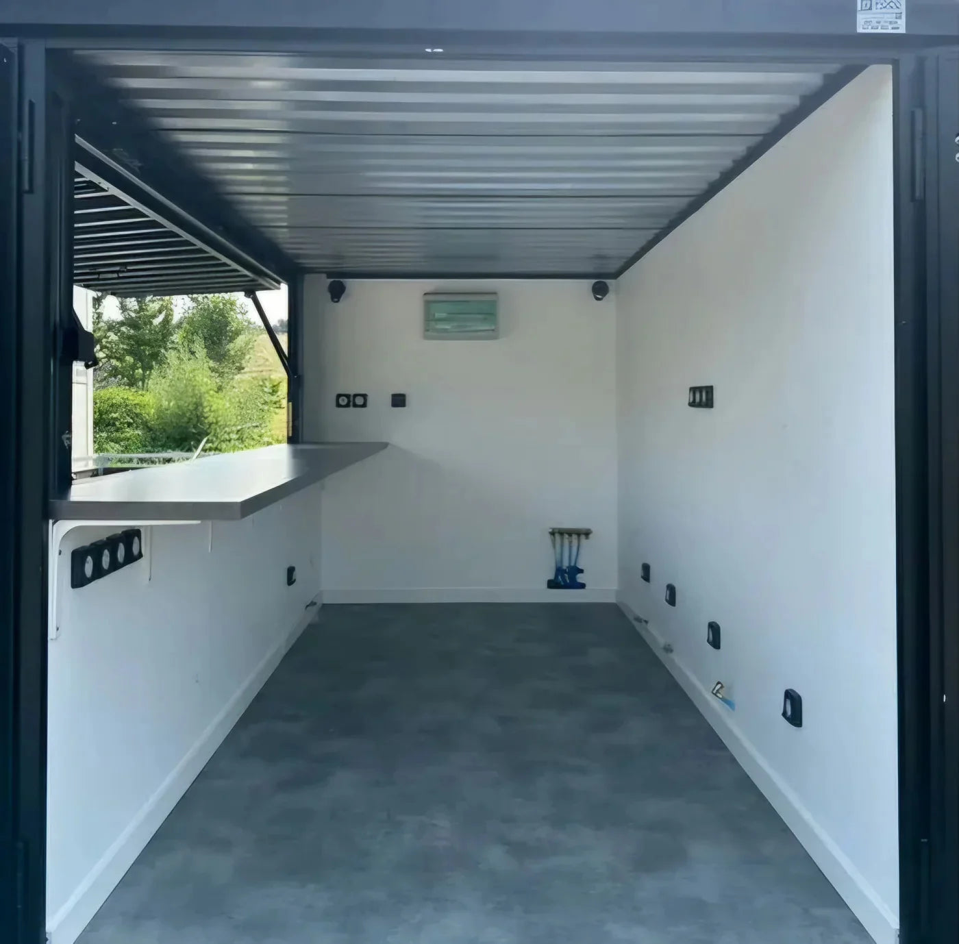 Contenedor modular nuevo de 4 × 2 m acondicionado para su uso como bar, snack