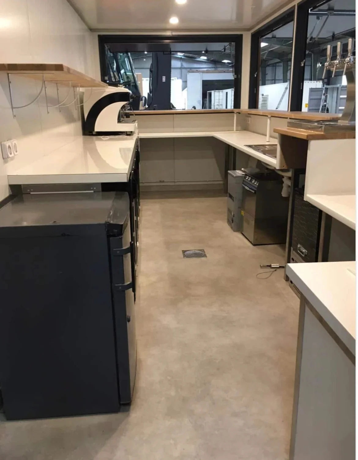 Contenedor marítimo nuevo de 20 pies acondicionado para su uso como cafetería, bar o snack bar