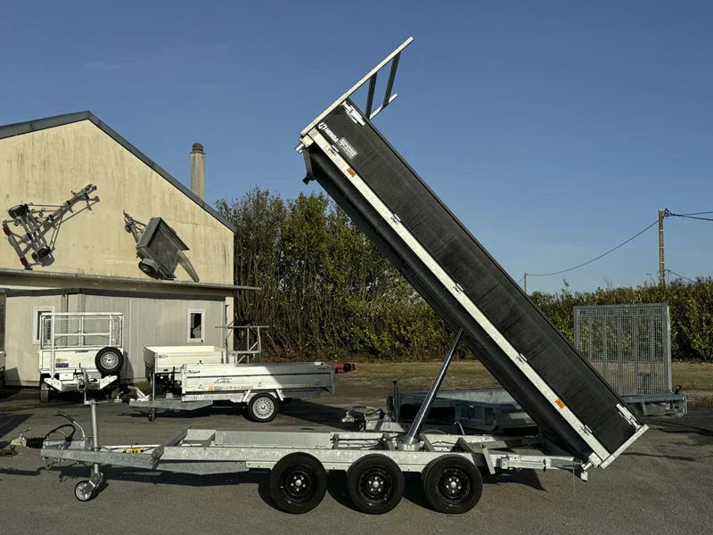 Remolque tribasculante hidráulico Henra KP354020TR nuevo, equipado con tres ejes y una MMA de 3.500 kg.