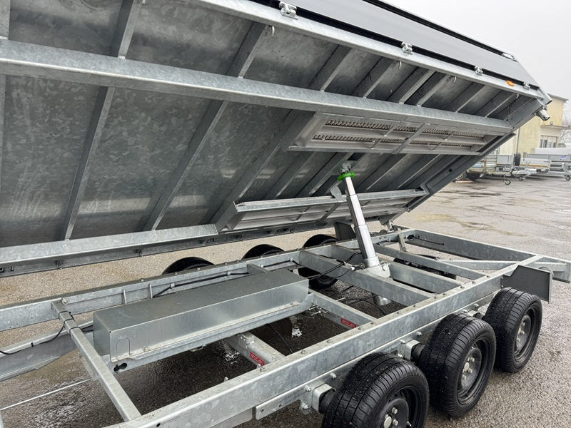 Remolque tribasculante hidráulico Henra KP354020TR nuevo, equipado con tres ejes y una MMA de 3.500 kg.