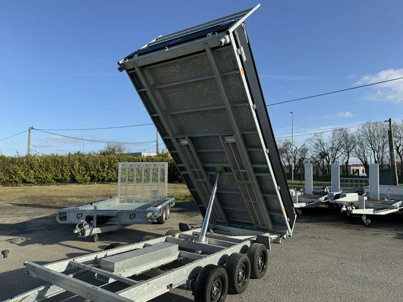 Remolque tribasculante hidráulico Henra KP354020TR nuevo, equipado con tres ejes y una MMA de 3.500 kg.