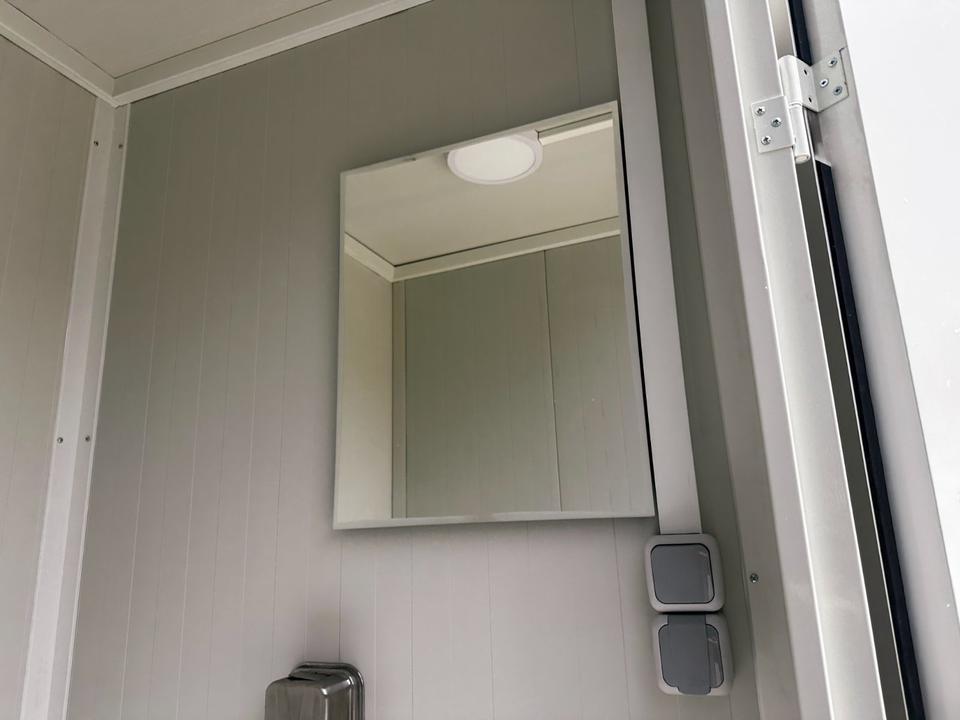 Contenedor sanitario nuevo de 2,20 × 1,20 m con doble WC