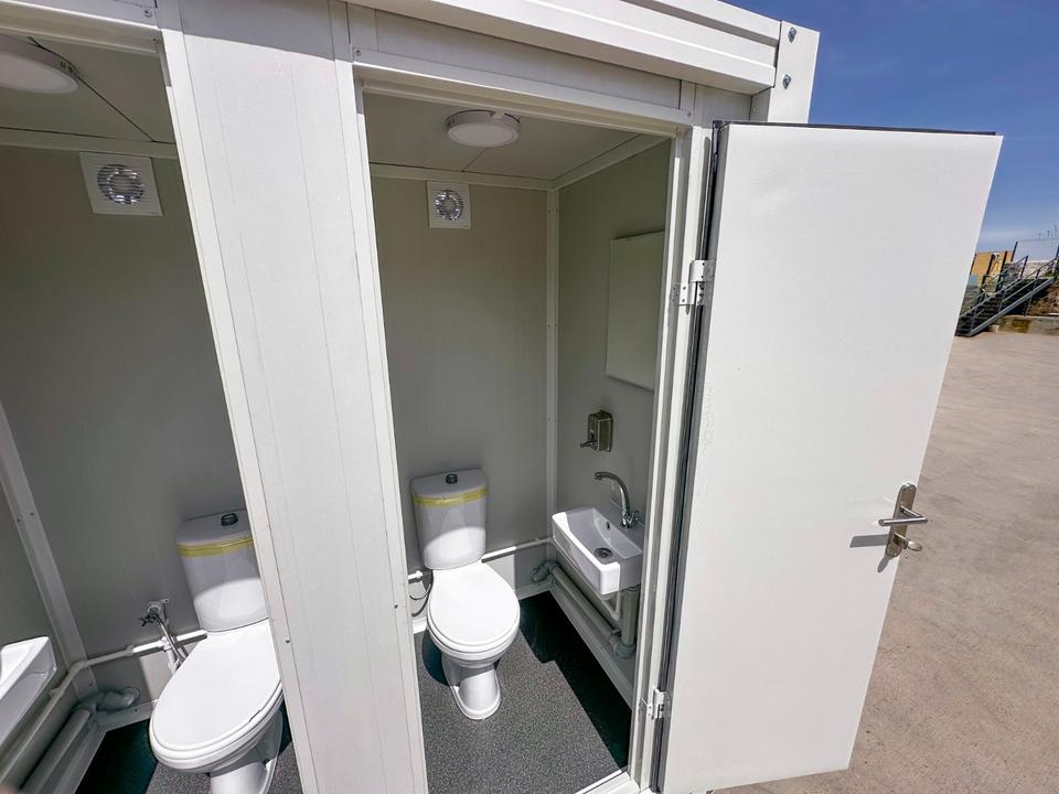 Contenedor sanitario nuevo de 2,20 × 1,20 m con doble WC