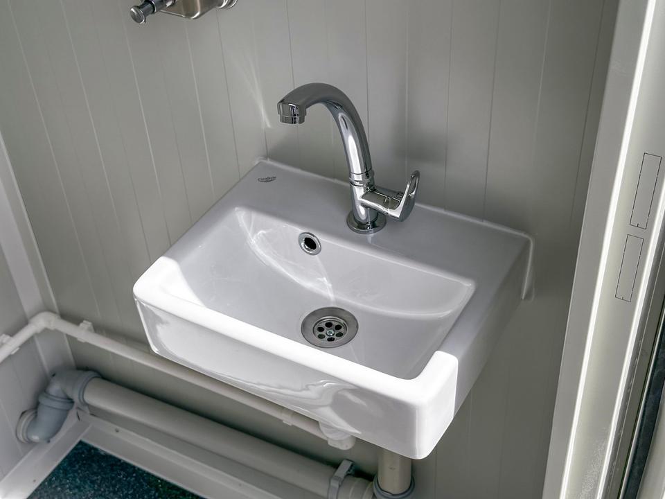 Contenedor sanitario nuevo de 2,20 × 1,20 m con doble WC