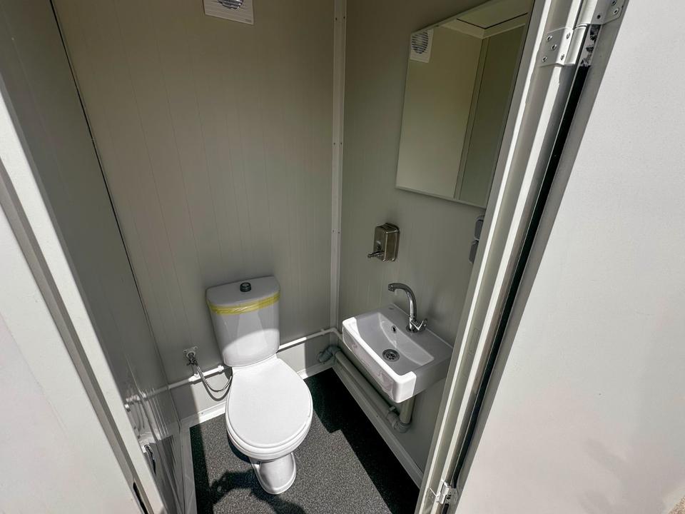 Contenedor sanitario nuevo de 2,20 × 1,20 m con doble WC