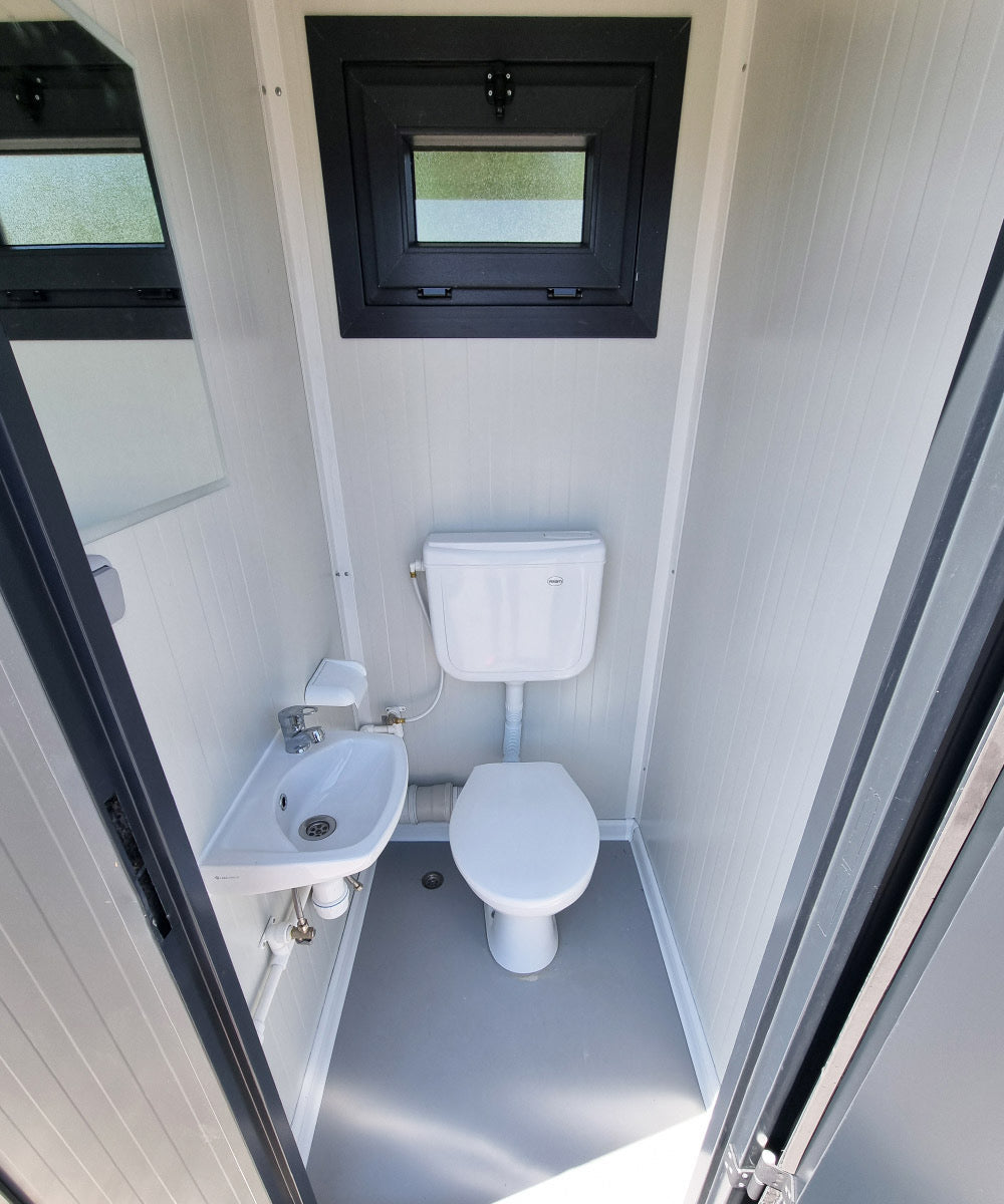 Contenedor sanitario nuevo de 2,40 × 1,20 m con doble cabina independiente