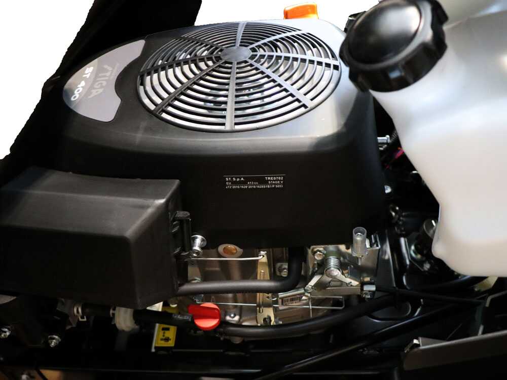 El Alpina AT4 84 HA es un tractor cortacésped de gasolina equipado con un motor ST 400 Powered by STIGA de 414 cm³
