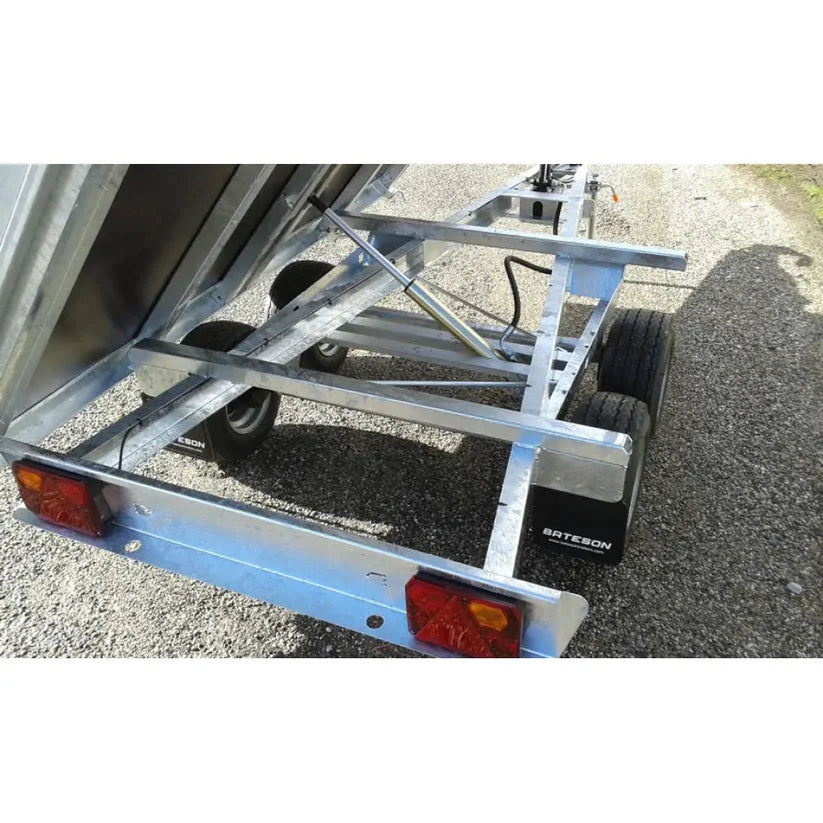 Remolque basculante hidráulico Bateson nuevo de doble eje, con una MMA de 750 kg y una superficie útil de carga de 2.100 × 1.250 mm.