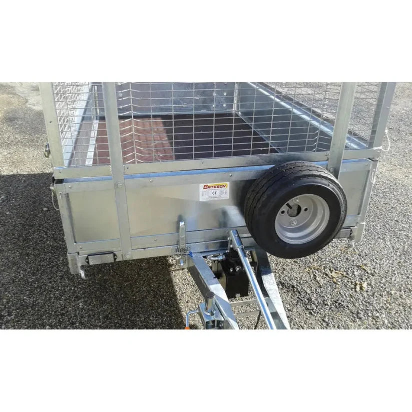Remolque basculante hidráulico Bateson nuevo de doble eje, con una MMA de 750 kg y una superficie útil de carga de 2.100 × 1.250 mm.