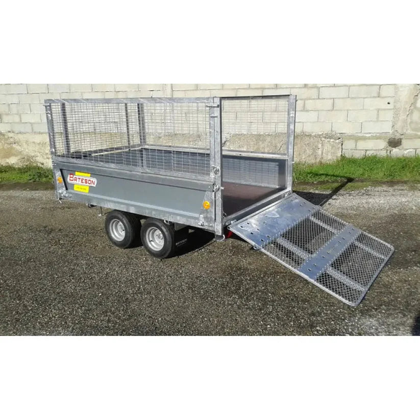 Remolque basculante hidráulico Bateson nuevo de doble eje, con una MMA de 750 kg y una superficie útil de carga de 2.100 × 1.250 mm.
