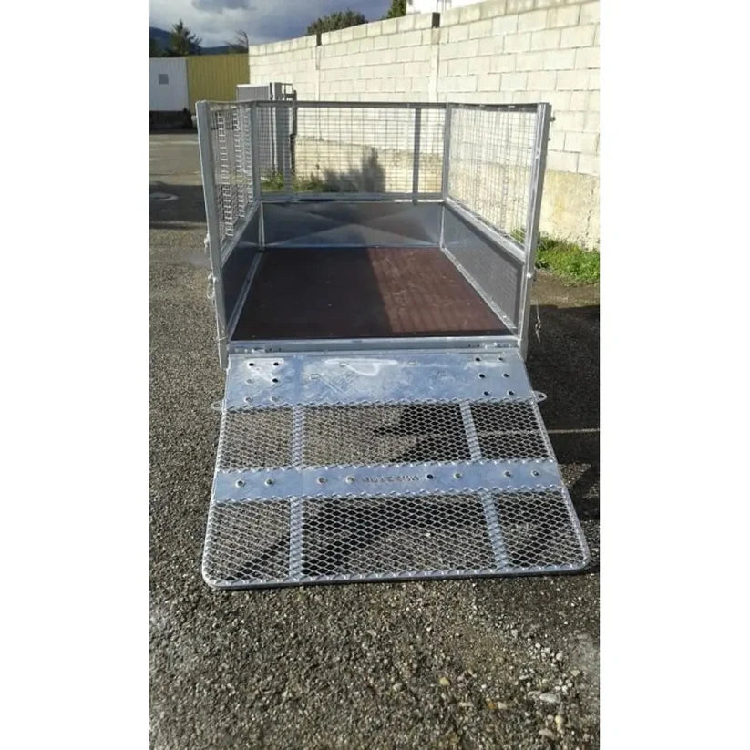 Remolque basculante hidráulico Bateson nuevo de doble eje, con una MMA de 750 kg y una superficie útil de carga de 2.100 × 1.250 mm.