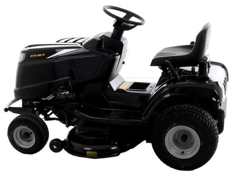 El Alpina AT3 98 A es un tractor cortacésped de gasolina equipado con un motor ST 350 Powered by STIGA de 352 cm³