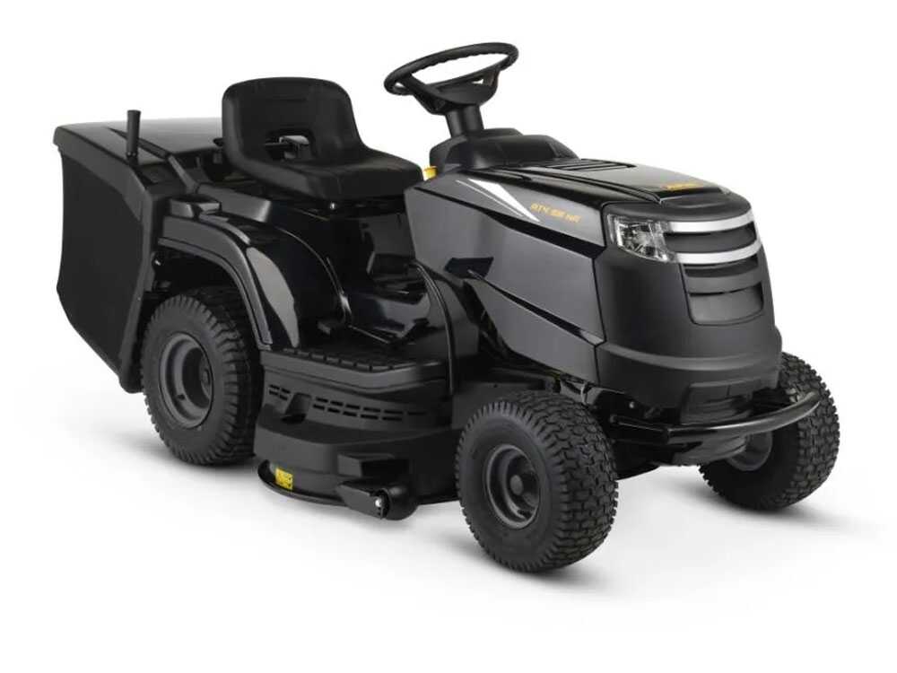 El Alpina AT4 98 HA es un tractor cortacésped de gasolina equipado con un motor ST 450 Powered by STIGA de 432 cm³