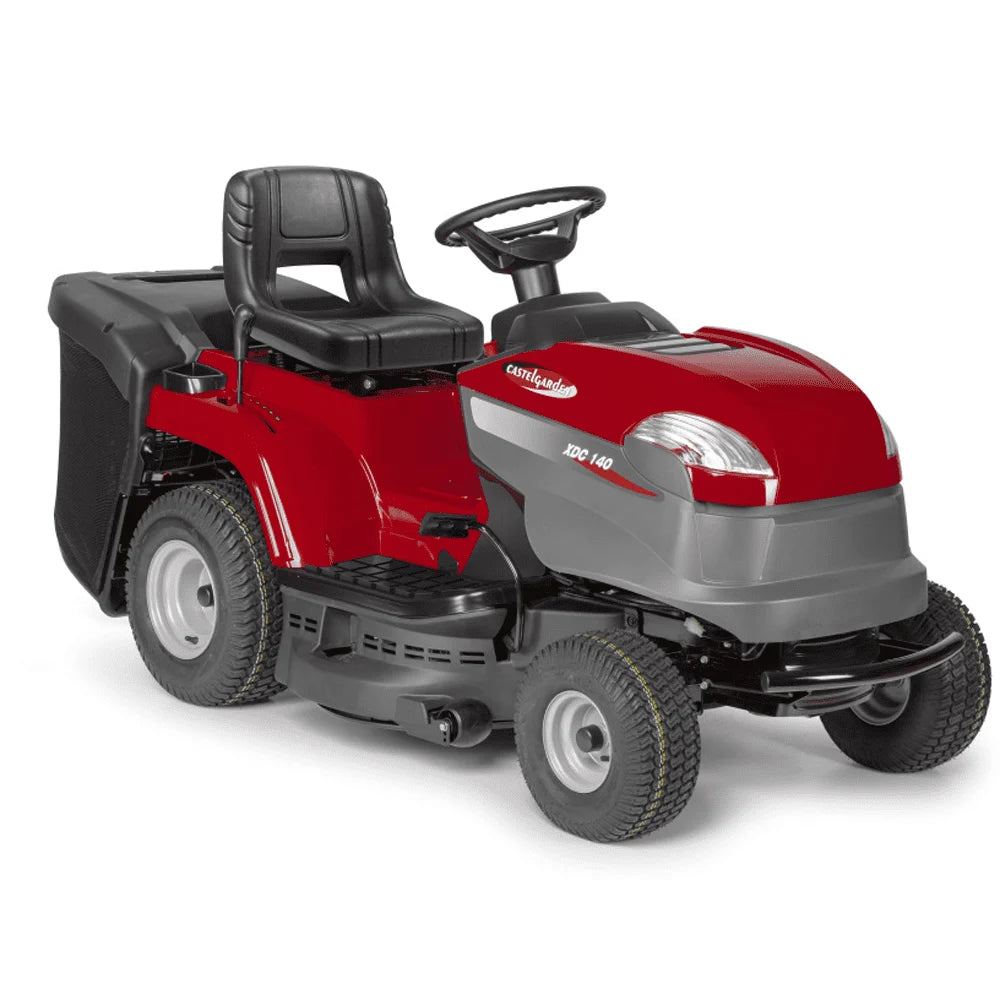 El Castelgarden XDC 140 es un tractor cortacésped de gasolina diseñado para el mantenimiento de jardines y superficies de césped. Está equipado con un motor STIGA ST 350 de 352 cm