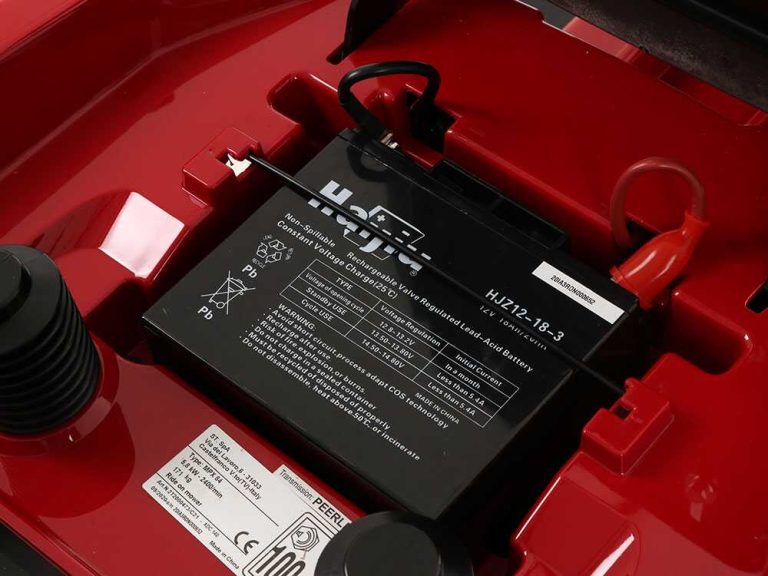 El Castelgarden XDC 140 es un tractor cortacésped de gasolina diseñado para el mantenimiento de jardines y superficies de césped. Está equipado con un motor STIGA ST 350 de 352 cm