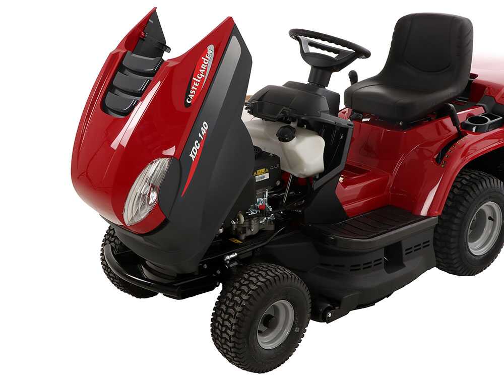 El Castelgarden XDC 140 es un tractor cortacésped de gasolina diseñado para el mantenimiento de jardines y superficies de césped. Está equipado con un motor STIGA ST 350 de 352 cm