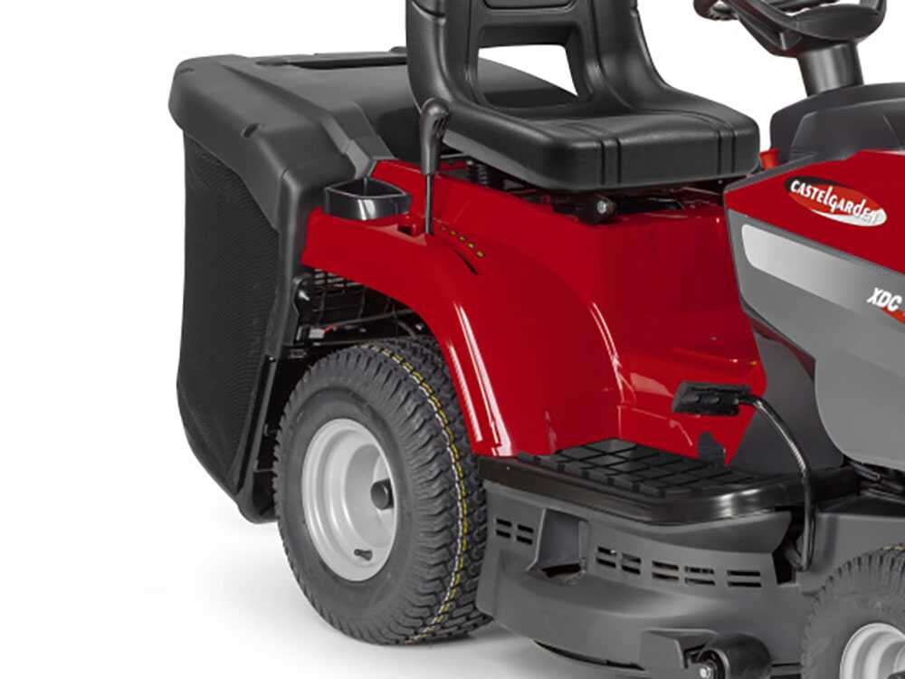 El Castelgarden XDC 140 es un tractor cortacésped de gasolina diseñado para el mantenimiento de jardines y superficies de césped. Está equipado con un motor STIGA ST 350 de 352 cm