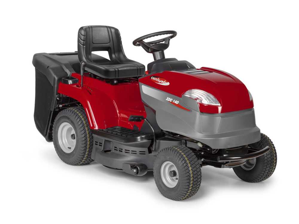 El Castelgarden XDC 140 es un tractor cortacésped de gasolina diseñado para el mantenimiento de jardines y superficies de césped. Está equipado con un motor STIGA ST 350 de 352 cm