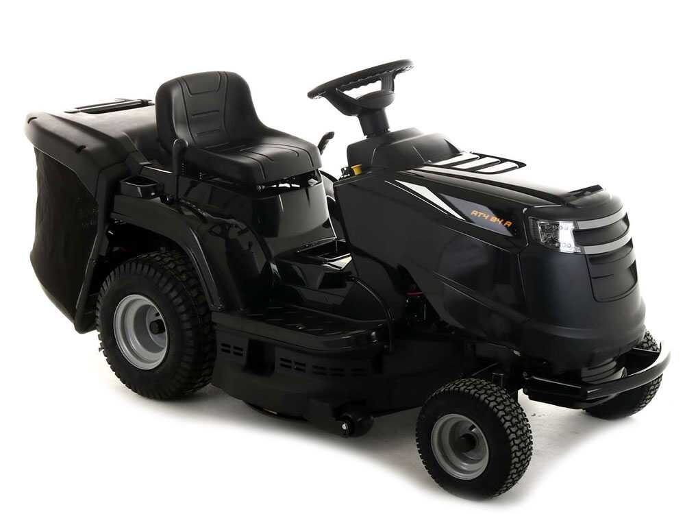 El Alpina AT4 84 A es un tractor cortacésped de gasolina equipado con un motor ST 350 de 352 cm³